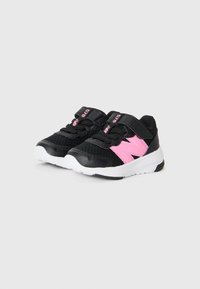 Une paire de baskets noires et roses pour tout-petits avec des semelles blanches et des sangles Velcro sur un fond uni clair.
