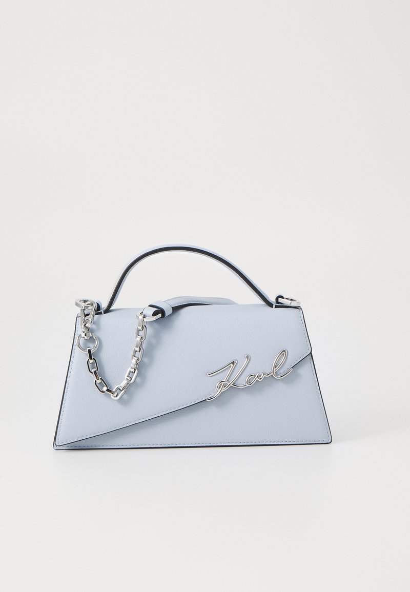 Ανάλαφρη μπλε τσάντα με δομημένο σχέδιο, που διαθέτει ασημένια αλυσίδα χερούλι και διακοσμητική μεταλλική λεπτομέρεια λογότυπου στο μπροστινό μέρος.