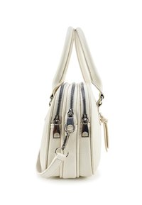 Crème lederen handtas met dubbele handvatten, drie ritscompartimenten en een afneembare schouderriem, weergegeven vanaf de zijkant.