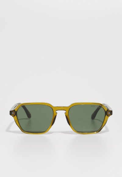 Ochelari de soare rectangulari cu lentile verzi, ramă transparentă galbenă și accente întunecate pe tâmple. Prezintă un design subțire și unghiular.