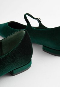 Next FOREVER COMFORT POINT MARY JANE - Baletkurpes ar siksniņu ap potīti - green velvet