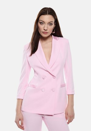 Blazer doppiopetto rosa chiaro con rever a punta, maniche a tre quarti e dettagli con bottoni. Tessuto liscio con vestibilità su misura.