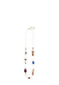Collier en chaîne dorée présentant une variété de perles en rouge, bleu, marron et ivoire, avec des finitions texturées et lisses. Formes et motifs uniques.