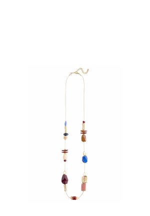 Collier en chaîne dorée présentant une variété de perles en rouge, bleu, marron et ivoire, avec des finitions texturées et lisses. Formes et motifs uniques.