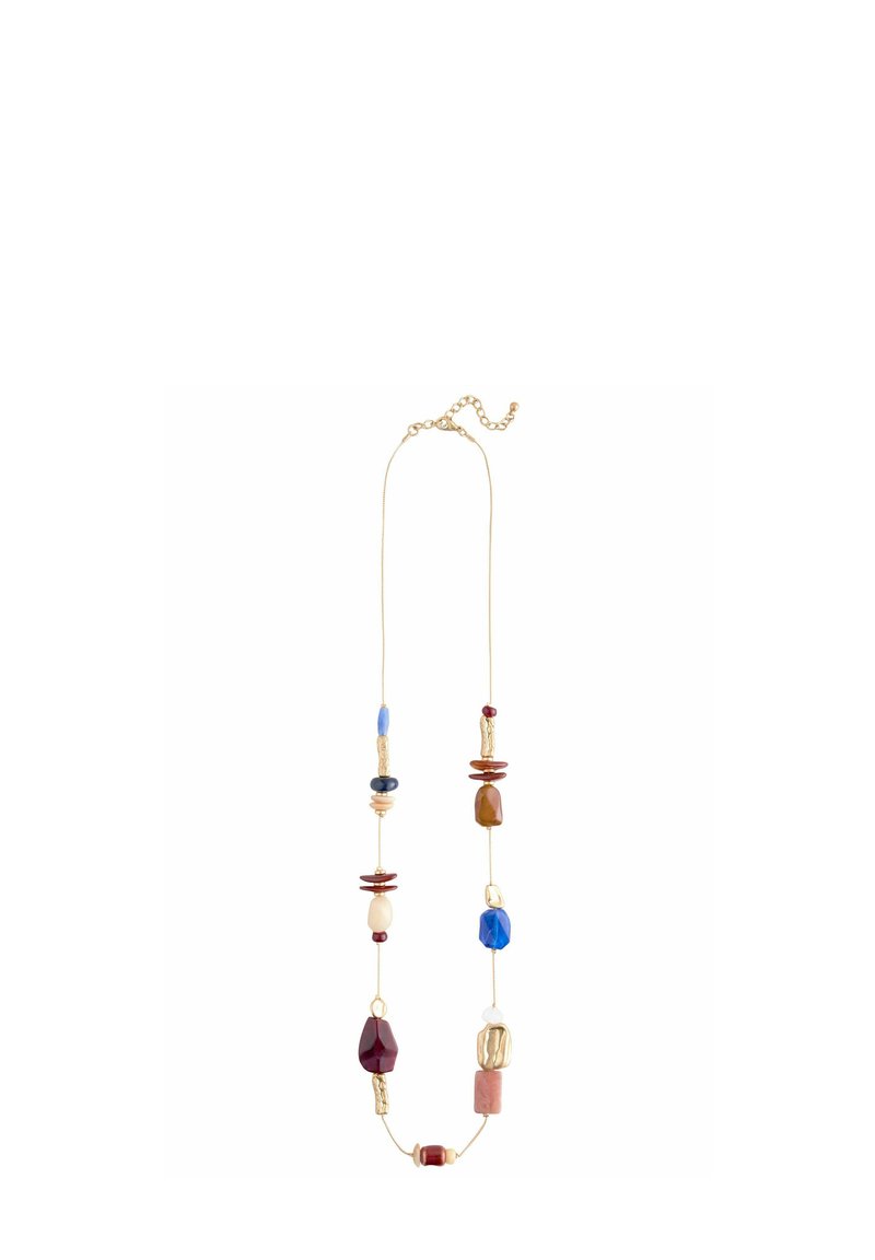 Collier en chaîne dorée présentant une variété de perles en rouge, bleu, marron et ivoire, avec des finitions texturées et lisses. Formes et motifs uniques.
