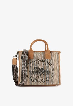 Sac fourre-tout en toile avec accents en cuir marron, bandoulière rayée, motif chevrons et texte/illustration noire imprimée sur le devant.