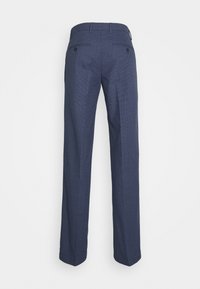 Pantalones azul marino con un patrón texturizado, diseño de pierna recta, presillas para cinturón y dos bolsillos traseros asegurados con botones.