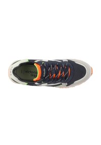 Sneaker a rete navy con accenti grigi e bianchi, lacci arancioni e dettagli verdi. Presenta una suola ammortizzata e dettagli a motivi.