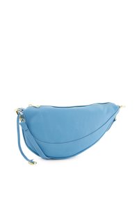 Blaue Lederhandtasche in Halbmondform mit goldenen Hardware-Elementen. Sie besitzt eine glatte Textur und einen seitlichen Reißverschluss. Kompakte und moderne Gestaltung.