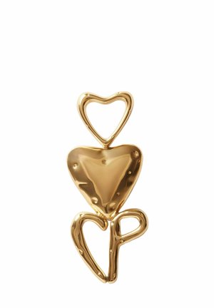 Colgante de metal color oro que presenta tres formas de corazón entrelazadas de diferentes tamaños y una textura suave y brillante.