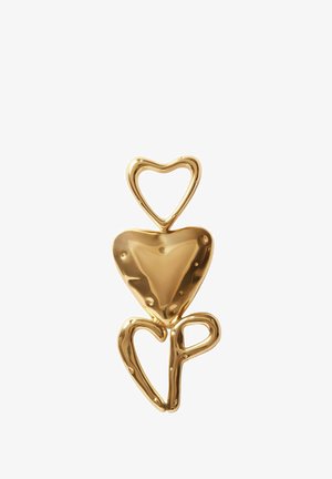 Colgante de metal color oro que presenta tres formas de corazón entrelazadas de diferentes tamaños y una textura suave y brillante.