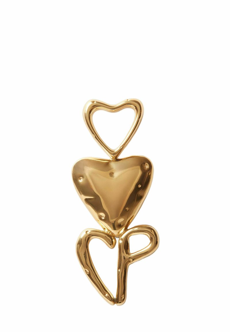 Pendentif en métal doré en forme de trois cœurs entrelacés de tailles variées avec une texture lisse et brillante.