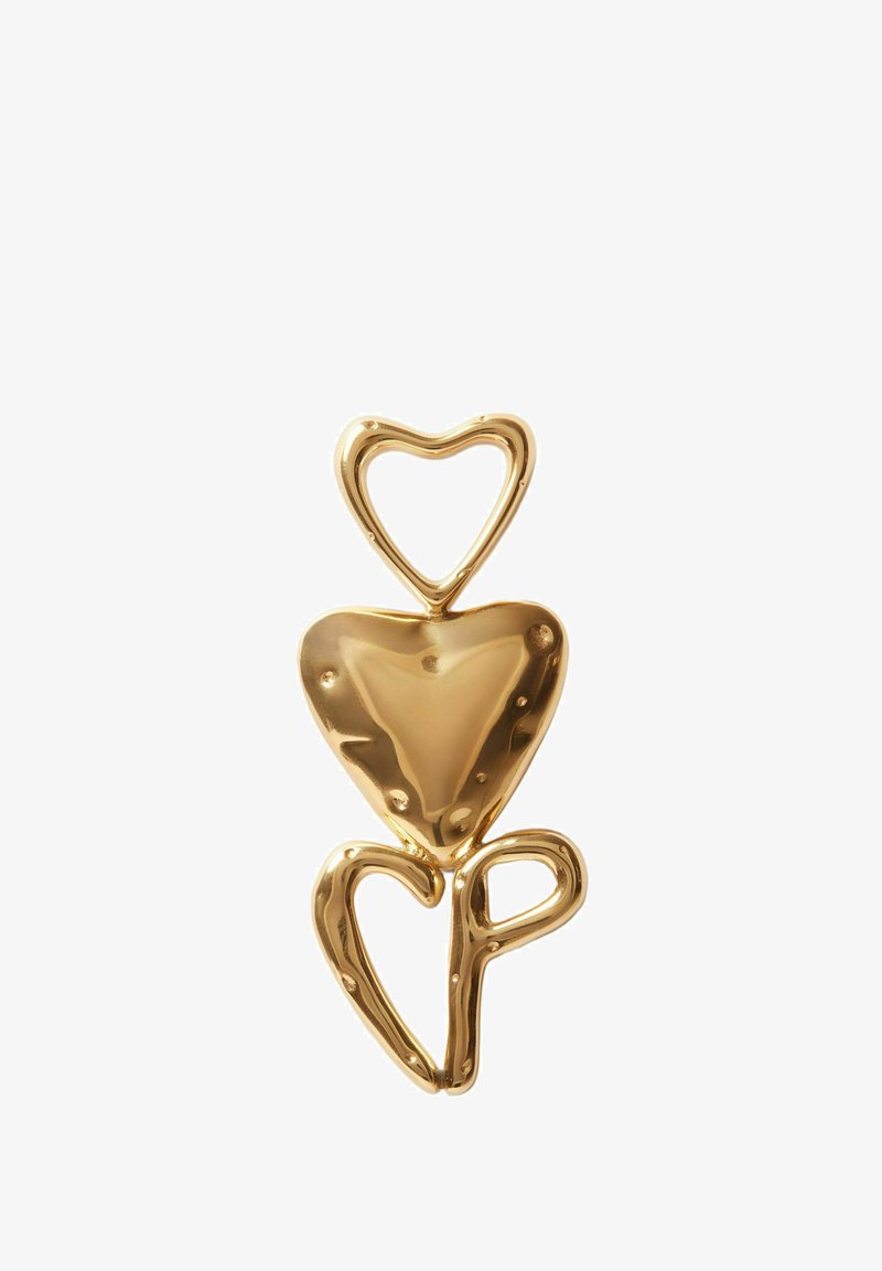 Pendentif en métal doré en forme de trois cœurs entrelacés de tailles variées avec une texture lisse et brillante.