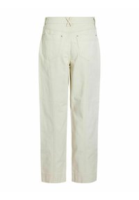 Pantalones cortos de mezclilla de color beige claro, con cintura alta, bolsillos traseros y detalles de costura sutiles en las piernas.