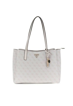 Sac fourre-tout blanc avec double bandoulières, extérieur subtilement à motifs, et un petit charm pendentif près de la fermeture éclair supérieure.