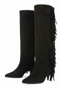 Stivali al ginocchio neri in suede con punta a mandorla e un dettaglio di frange lungo il lato esterno. Tacchi bassi e sottili completano il design.