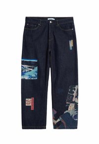 Džínsy z denimu s tmavým praním, zdobené farebnými textilnými nášivkami s tradičnými japonskými motívmi, vrátane krajiniek a postáv. Strih s rovnými nohavicami.