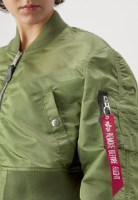 Alpha Industries BOXY - Bomber stiliaus striukė - sage green