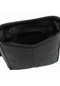 Borsa a mano nera in pelle con superficie testurizzata, dotata di chiusura con zip e di un comparto interno; design minimalista, forma rettangolare.