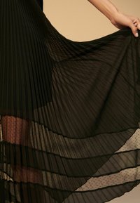 Next Faltenrock - black