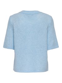 Pull tricoté bleu clair à manches courtes avec un col rond côtelé et un tissu légèrement texturé et duveteux.
