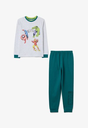 Camisa de manga larga gris con personajes de los Vengadores; detalles en verde. Pantalones de chándal en teal a juego con un estampado negro de "MARVEL" en el tobillo. Material de algodón suave.