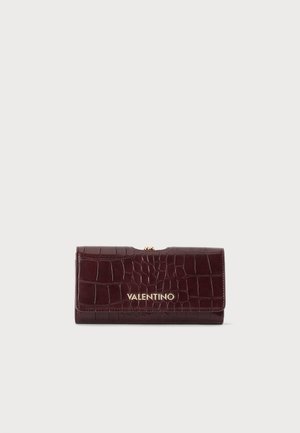Σκούρο καφέ πορτοφόλι Valentino από δέρμα με ανάγλυφο κροκό, με χρυσό λογότυπο μπροστά και κούμπωμα στο πάνω μέρος.