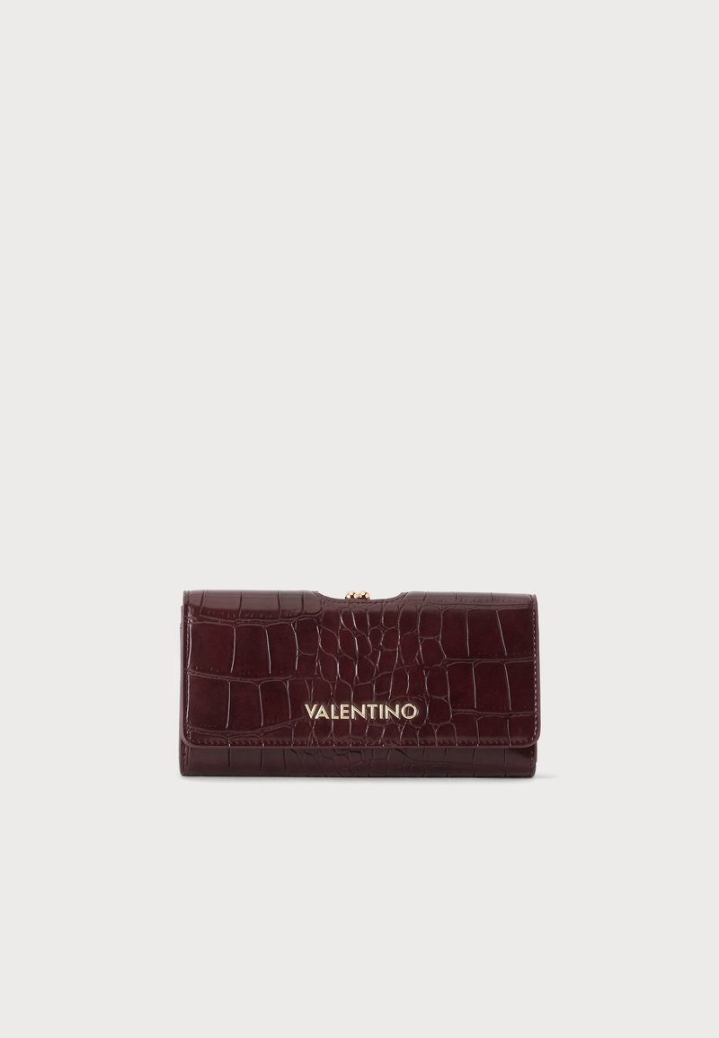 Σκούρο καφέ πορτοφόλι Valentino από δέρμα με ανάγλυφο κροκό, με χρυσό λογότυπο μπροστά και κούμπωμα στο πάνω μέρος.