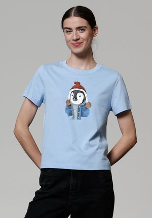Hellblaues Baumwoll-T-Shirt mit einem gestickten Pinguin in Winterbekleidung, einschließlich einer roten Mütze und einer blauen Jacke. Kurzarm, lässige Passform.