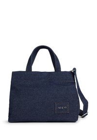 Bolso tote de denim en azul oscuro con dos asas en la parte superior, una correa para el hombro desmontable y un parche de logo cosido en la parte frontal.