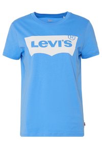 Helles blaues Baumwoll-T-Shirt mit einem großen weißen Levi's-Logo auf der Brust, kurzen Ärmeln und rundem Halsausschnitt.