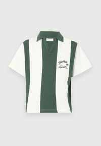 Groen-wit gestreepte polo met een v-hals en korte mouwen. Voorzien van een geborduurd handtekeningdetail aan de voorkant. Gemaakt van zacht katoen.