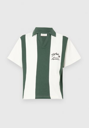 Polo a righe verdi e bianche con scollatura a V e maniche corte. Presenta un dettaglio con firma ricamato nella parte anteriore. Materiale in cotone morbido.