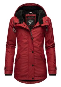 Veste rouge imperméable avec capuche et col doublés en polaire. Fermeture éclair et boutons à l'avant, poches latérales et poignets côtelés. Coupe décontractée.