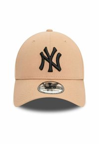 Gorra de béisbol beige con un logo "NY" bordado en negro, visera curvada y un diseño ajustado con una etiqueta que indica tamaño mediano-grande.