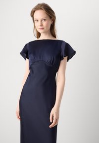 Rochie de satin albastru marin cu mâneci scurte învolburate și un bust ajustat, având o talie bine definită și un design până la podea.