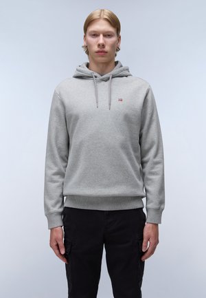 Grijze hoodie met een voorzak, voorzien van een klein embleem. Ribgebreide manchetten en onderrand, gemaakt van een zachte, textuurstof. Zwarte broek.