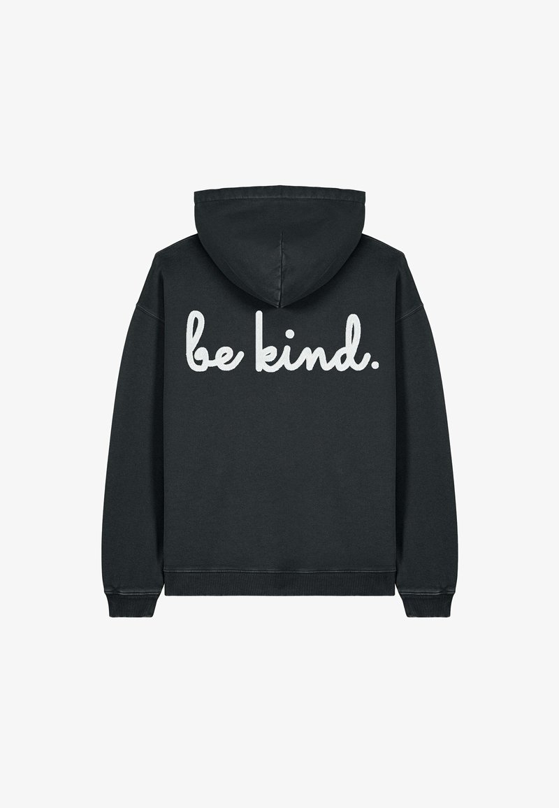 Fekete kapucnis sweatshirtt puha anyagból; a hátsó részén nagy fehér felirattal "légy kedves"; állítható kapucni és bordás mandzsetta jellemzi.