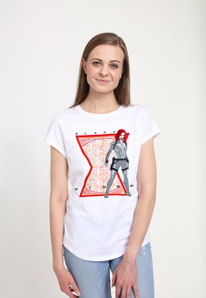 Hvid bomulds t-shirt med et grafisk design af en karakter i et gråt outfit med røde accenter og teksten "BLACK WIDOW" på et rødt timeglas design.
