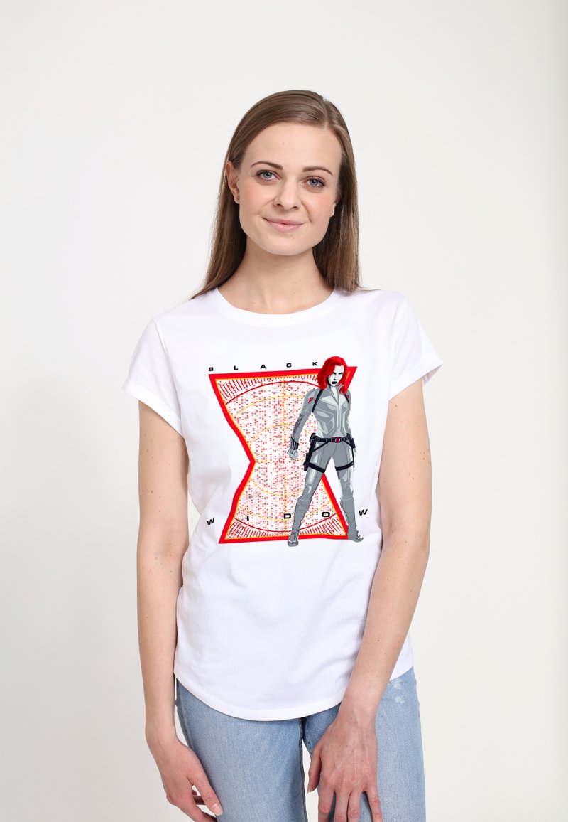 Hvid bomulds t-shirt med et grafisk design af en karakter i et gråt outfit med røde accenter og teksten "BLACK WIDOW" på et rødt timeglas design.