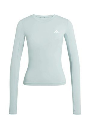 Hellblaues langärmliges Sportshirt aus glattem, dehnbarem Stoff. Verfügt über einen runden Ausschnitt und ein kleines weißes Logo auf der Vorderseite.