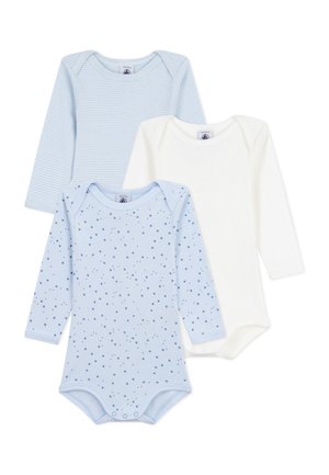 Pakket van drie longsleeve rompertjes: één lichtblauw gestreept, één effen lichtblauw met sterrenpatroon en één effen wit, allemaal van zachte katoen.