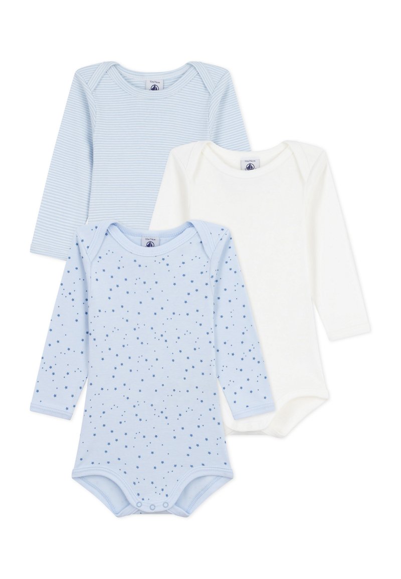Pacchetto di tre body a maniche lunghe: uno a righe blu chiaro, uno blu chiaro uniforme con motivo a stelle e uno bianco uniforme, tutti in morbido cotone.