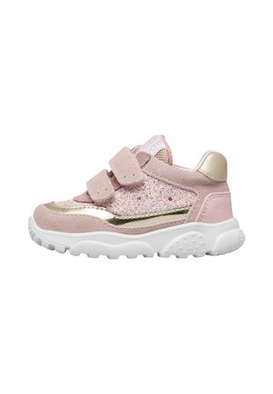 Roze peutersneaker met glitterpanelen, gouden metalen accenten, twee klittenbandsluitingen en een witte gestructureerde zool.