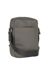 Borsa a tracolla grigia con superficie liscia e strutturata, forma rettangolare, chiusura con zip superiore e tracolla nera regolabile.