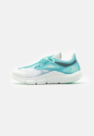 Road running shoes - white