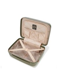 Valigia rigida verde con interni color crema, dotata di rivestimento trapuntato, due cinghie incrociate e una tasca con zip. Etichetta del logo dorato all'interno.
