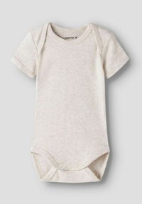 Kortermet babybody i mykt beige stoff, med rund halslinning og trykknapper nederst for enkel påkledning.