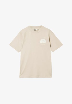 Camiseta beige de manga corta con cuello redondo y pequeño logo blanco "Ellesse 1959 Club di Corsa" en el pecho izquierdo.