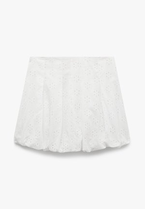 Witte katoenen rok met bloemige broderie anglaise patronen, geplooide ontwerp en een zachte textuur met een afgeronde zoom.